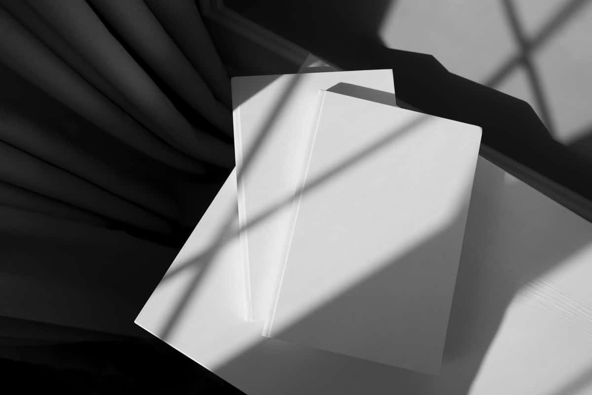 Yorug'lik soyalari bilan kitob maketi | Book mockup with lights shadows 1
