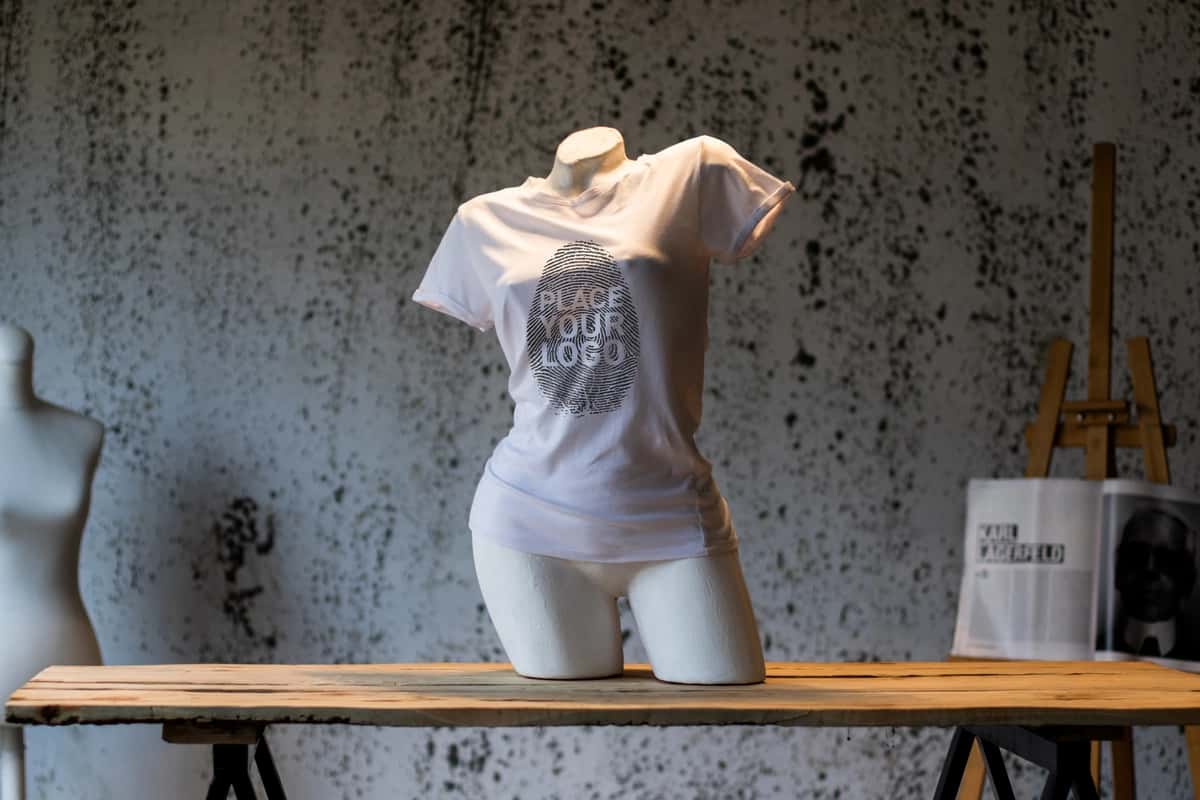 Logotipingizni yasang, deb yozilgan oq ko'ylakli maneken | Mannequin with white shirt that says make your logo it 1