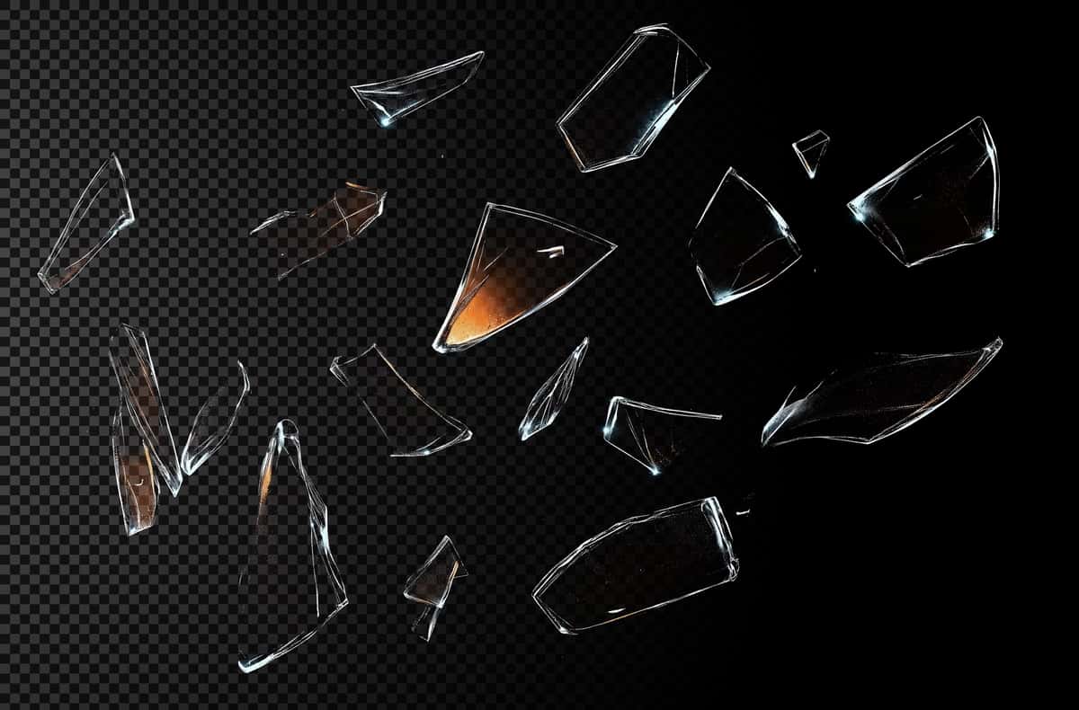 Shisha parchalari qora fon | Shattered glass fragments black background 1