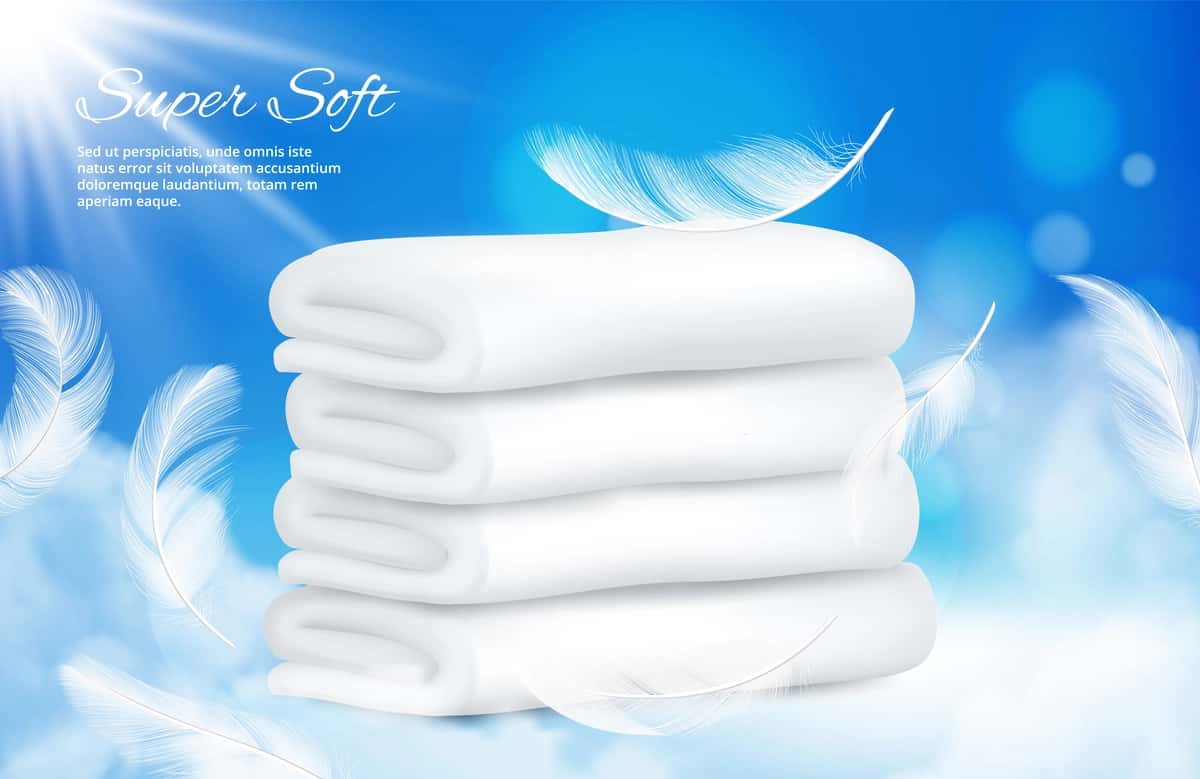 Patli oq sochiqlar bilan haqiqiy sochiqlar | Realistic towels background white towels with feathers 1