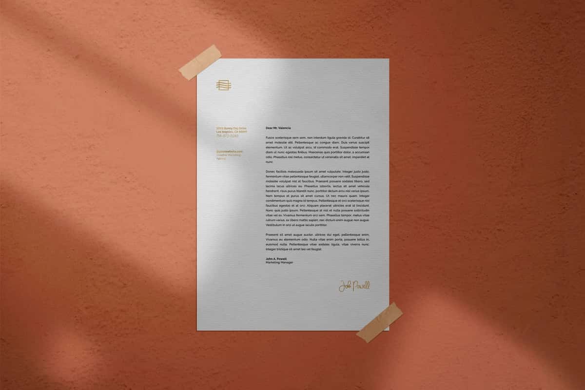 Soya tafsilotlari bilan devorga yopishtirilgan devor maketi | Poster taped wall mockup with shadow details 1
