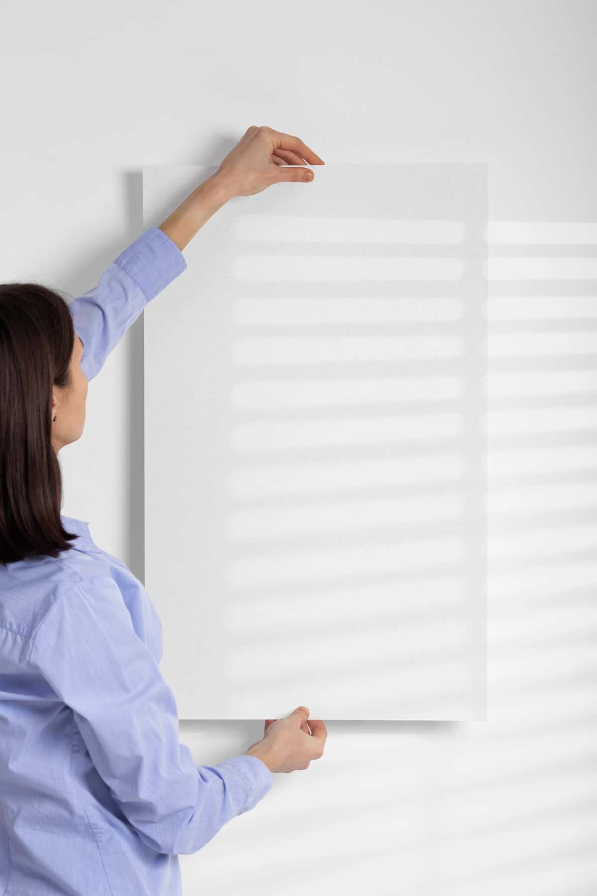 Qayta ishlangan qog'ozdan chizilgan rasm tushirilgan belgini ushlab turgan odam | Person holding signboard with drawing from recycled paper 1