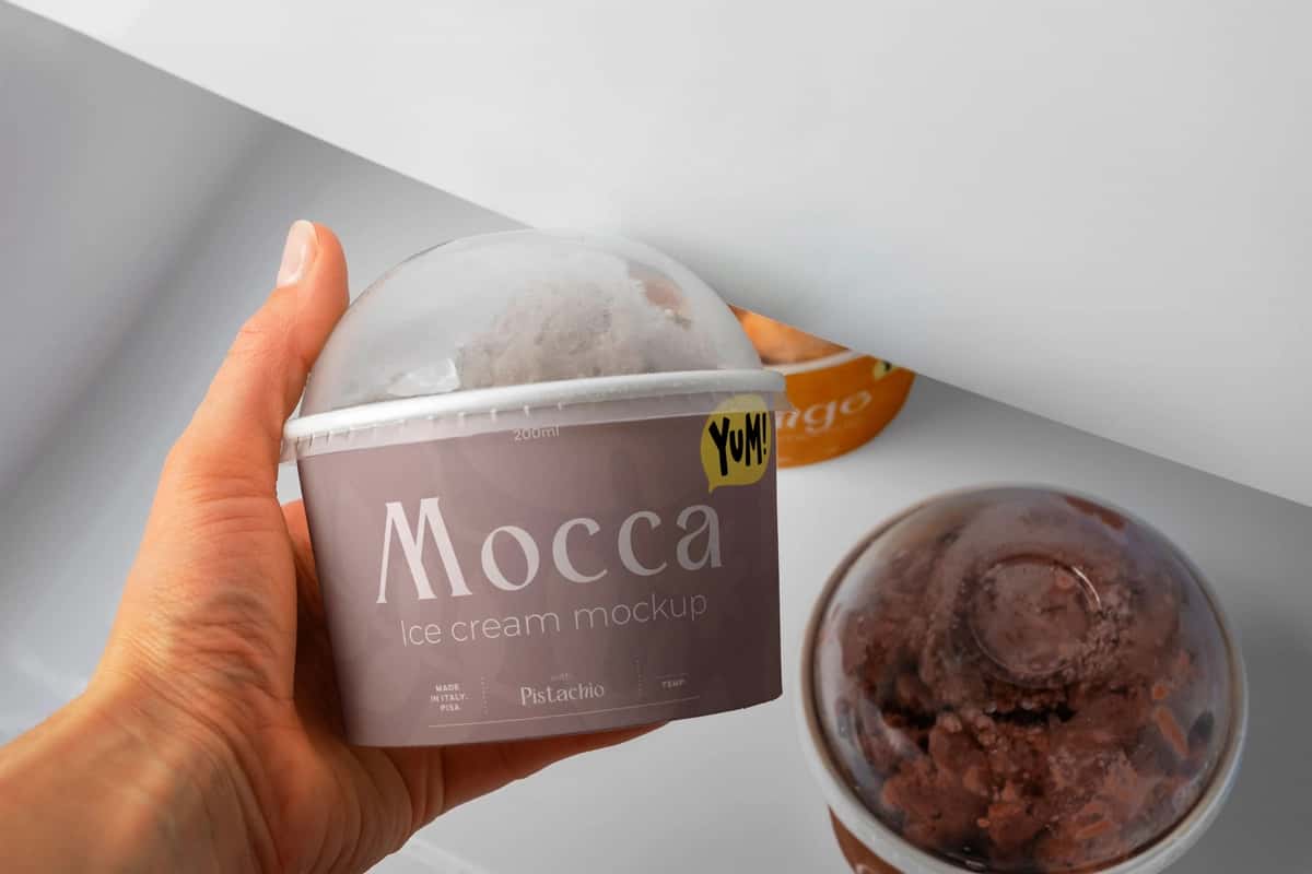 Muzqaymoq ushlab turgan qo‘l tepadan ko‘rinish | Top view hand holding ice cream 1