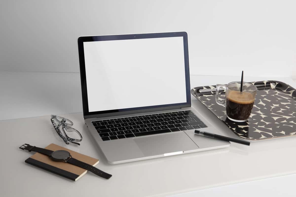 Kofe ichimlikli noutbuk qurilmasi | Laptop device with coffee drink 1