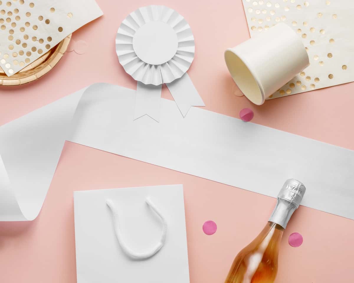 Yuqori ko'rinishdagi jamoaviy kelin buyumlari maketi | Top view team bride items mockup 1