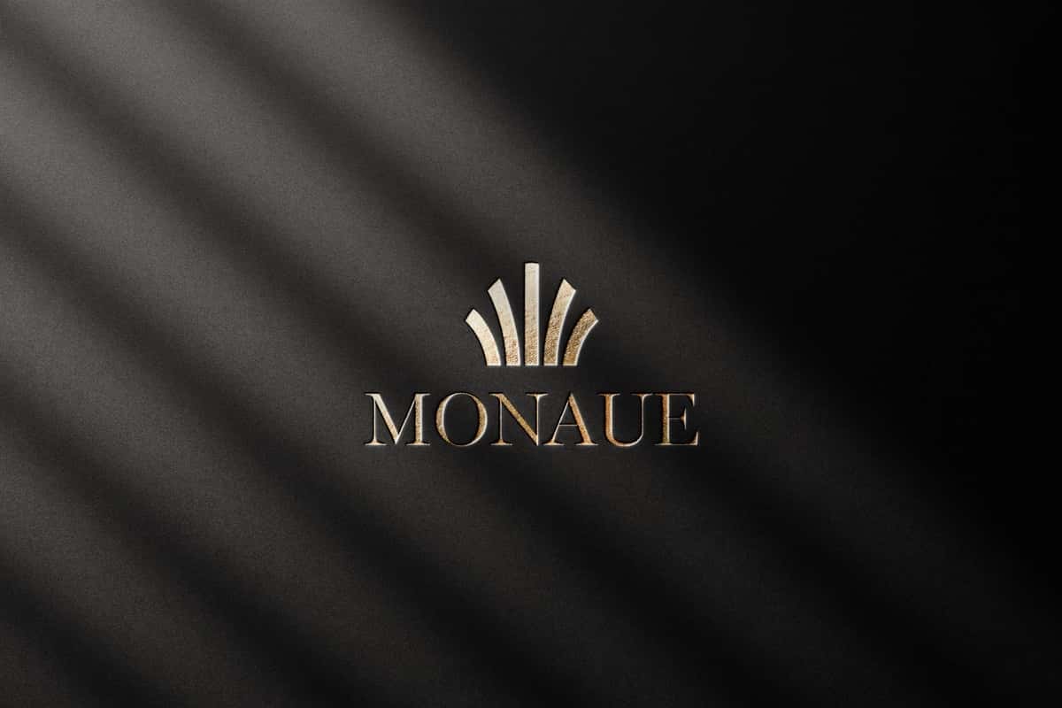 Oltin rangli naqshinkor logotip maketi | Golden embossed logo mockup 1