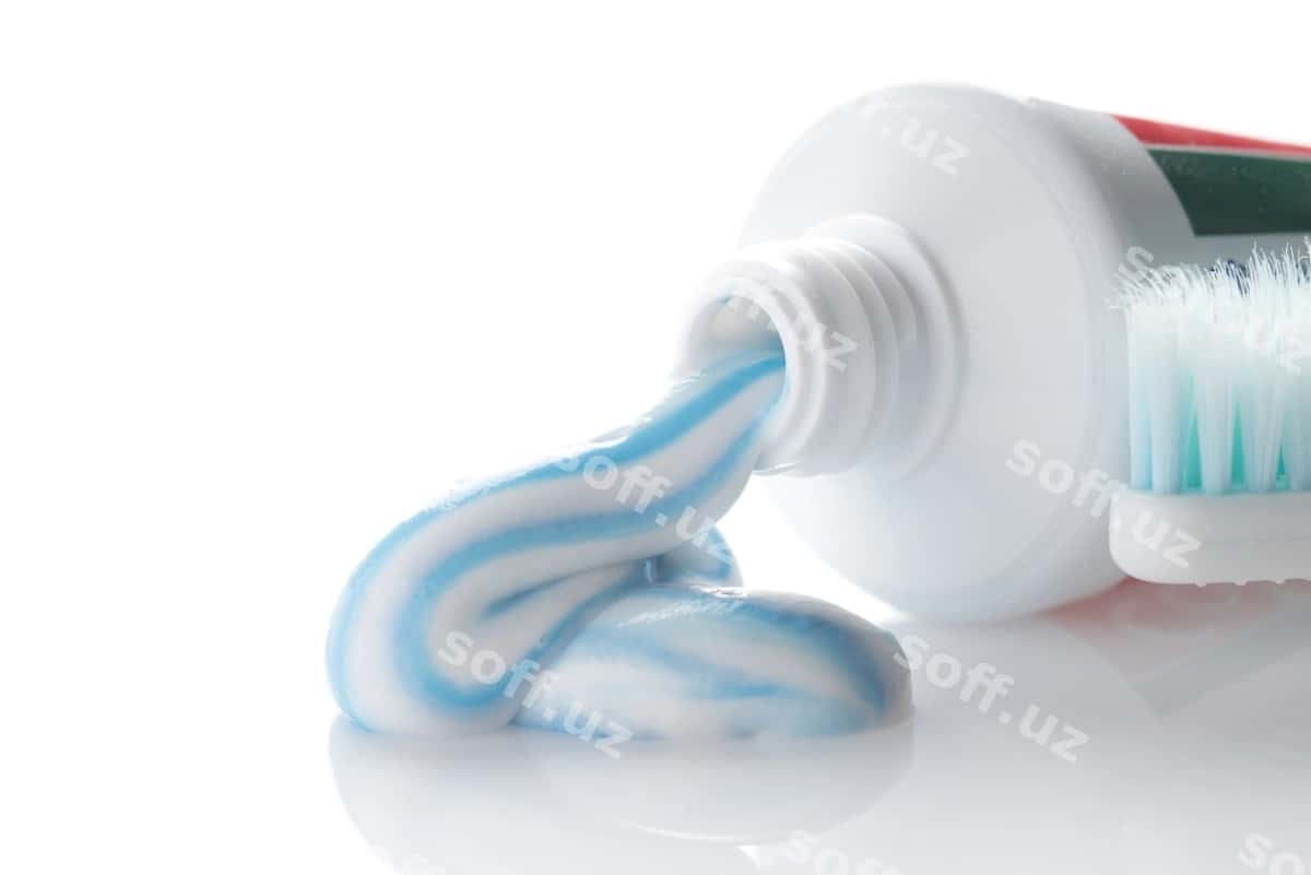 Yuqori yaqinlikda shisha oq fon | Close up bottle white background 1