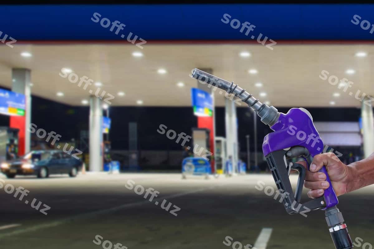 Soyabon ushlab turgan kesilgan qo'l odam | Cropped hand man holding umbrella 1