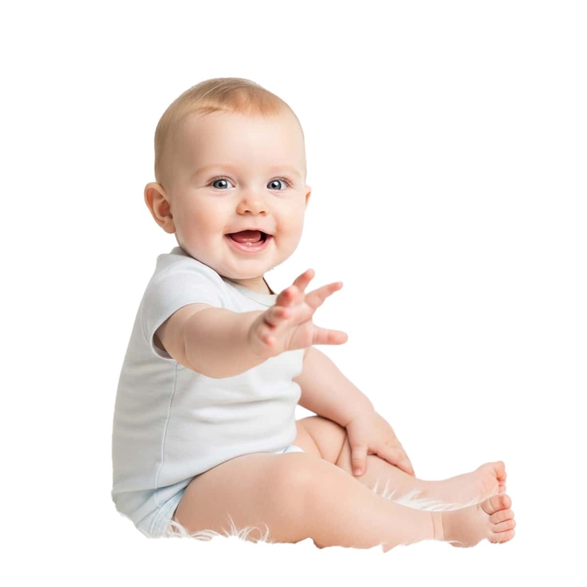 Oq fonda quvonchli tabassum bilan qo‘l cho‘zayotgan baxtli chaqaloq | Happy baby reaching out with joyful smile white background 1