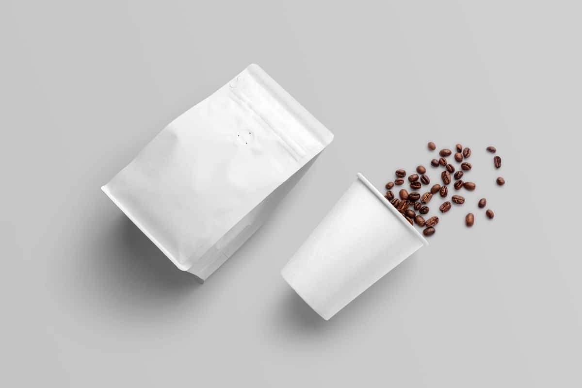 To'kilgan loviya bilan oq qahva qadoqlash maketi | White coffee packaging mockup with spilled beans 1