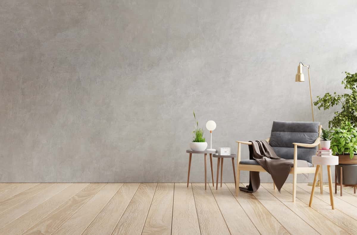 Uyning devoriga qarshi bo'sh stullar stoli | Empty chairs table against wall home 1