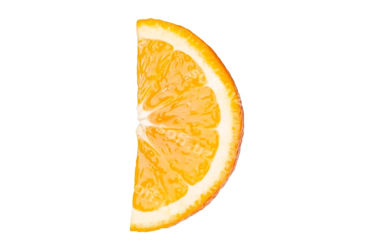 Yangi suyuq apelsin kesilgan dona ajrashgan | Fresh juicy orange cut piece isolated 1