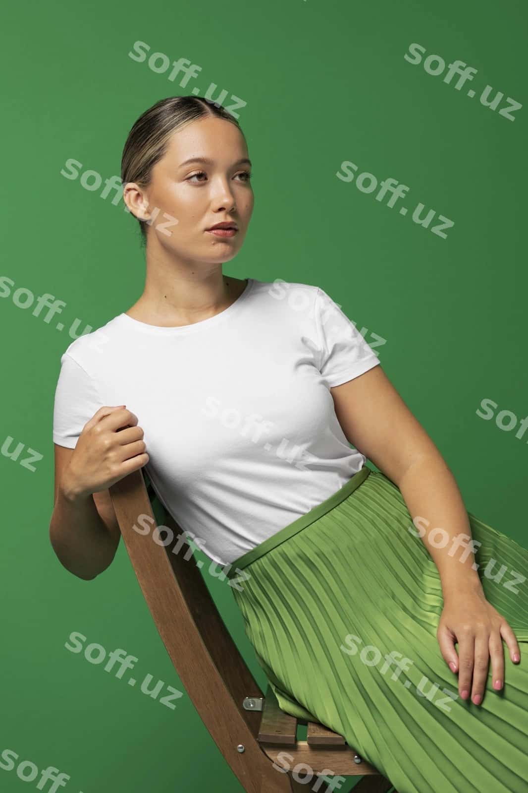 Old ko'rinishdagi ayol stulni ko'rsatmoqda | Front view woman posing chair 1