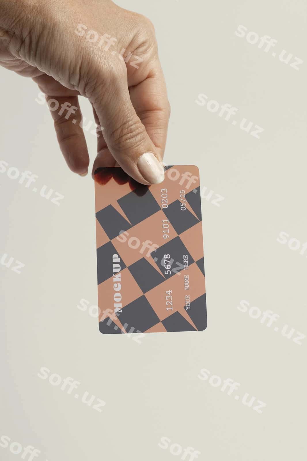 Qo'l kredit kartani tutgan studiya | Hand holding credit card studio 1