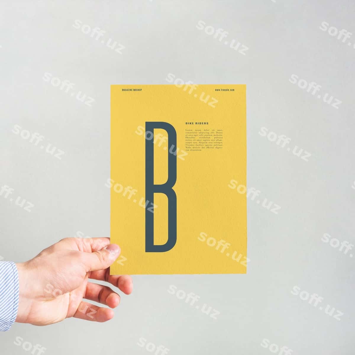Sariq qog'oz maketini ushlab turgan qo'l | Hand holding yellow paper mockup 1