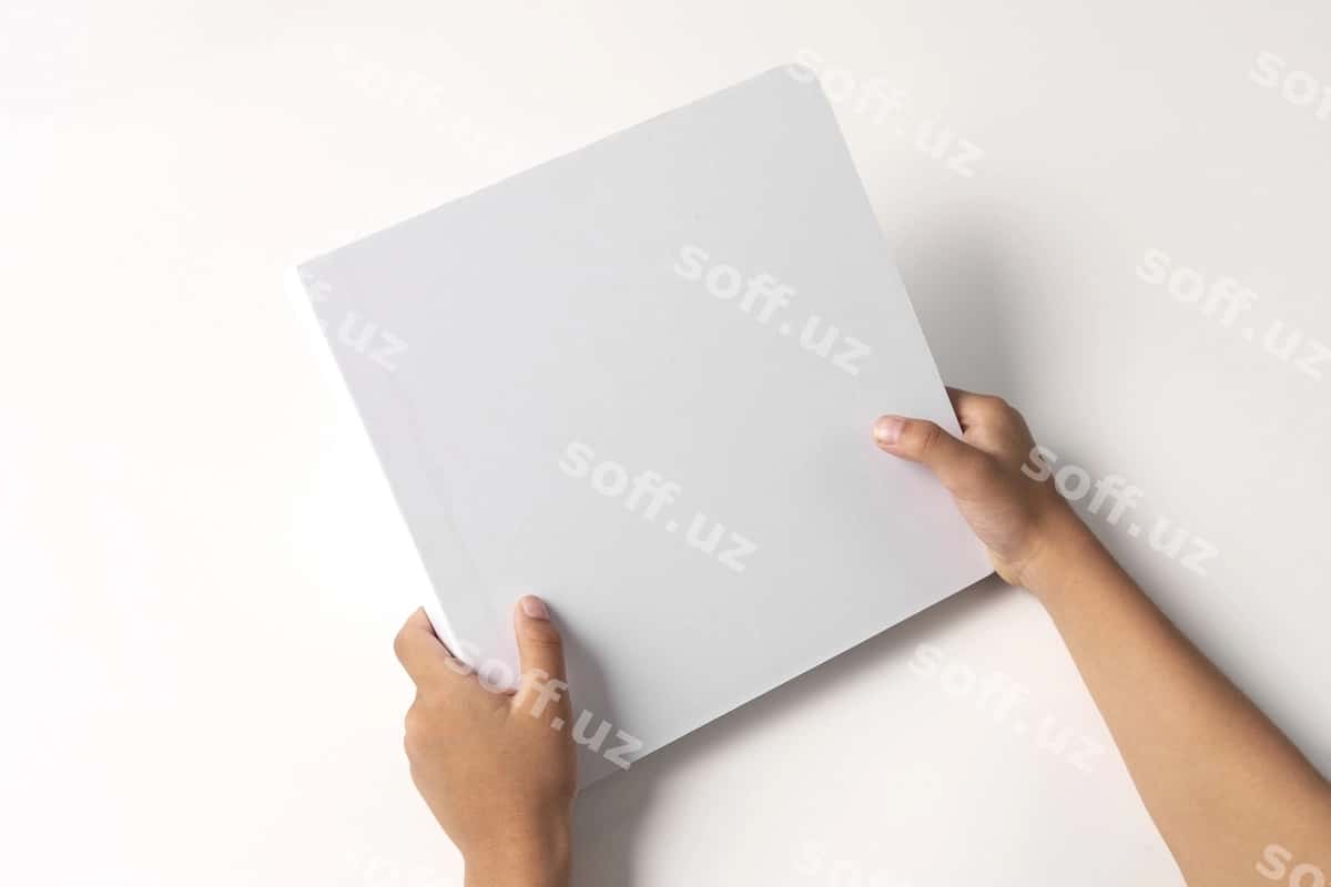 Qo'llar bolalar kitobi namunasini tutgan | Hands holding children book mockup 1