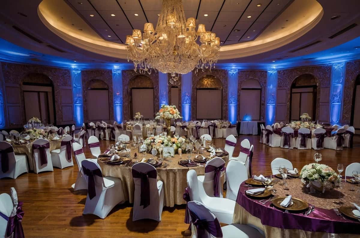 Qandil gullar stoli bilan katta bal zali | Large ballroom with chandelier flowers table 1