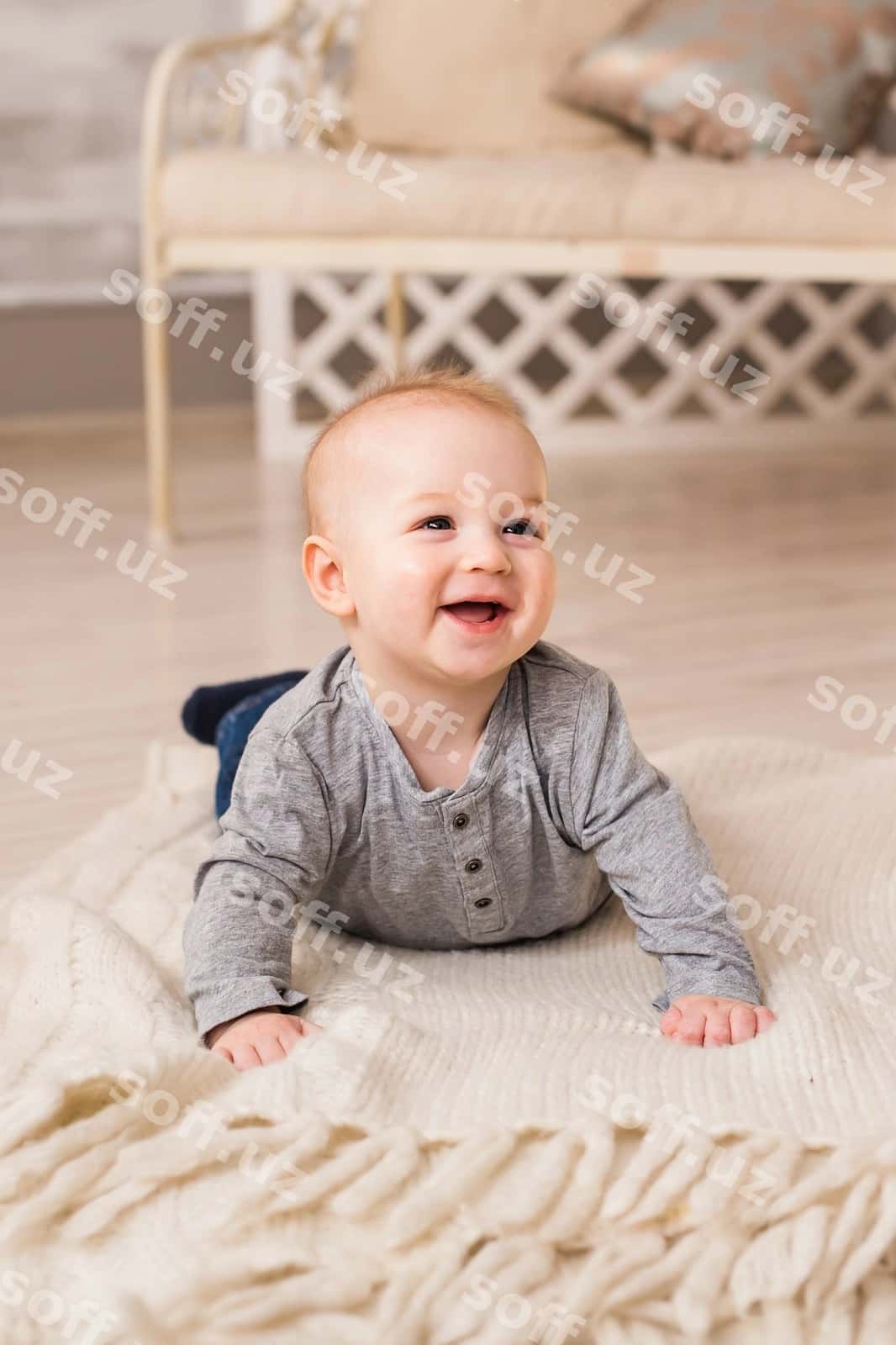 Kuluvchi kichik o'g'li uyda qorinda yotgan | Laughing baby boy lying tummy home 1