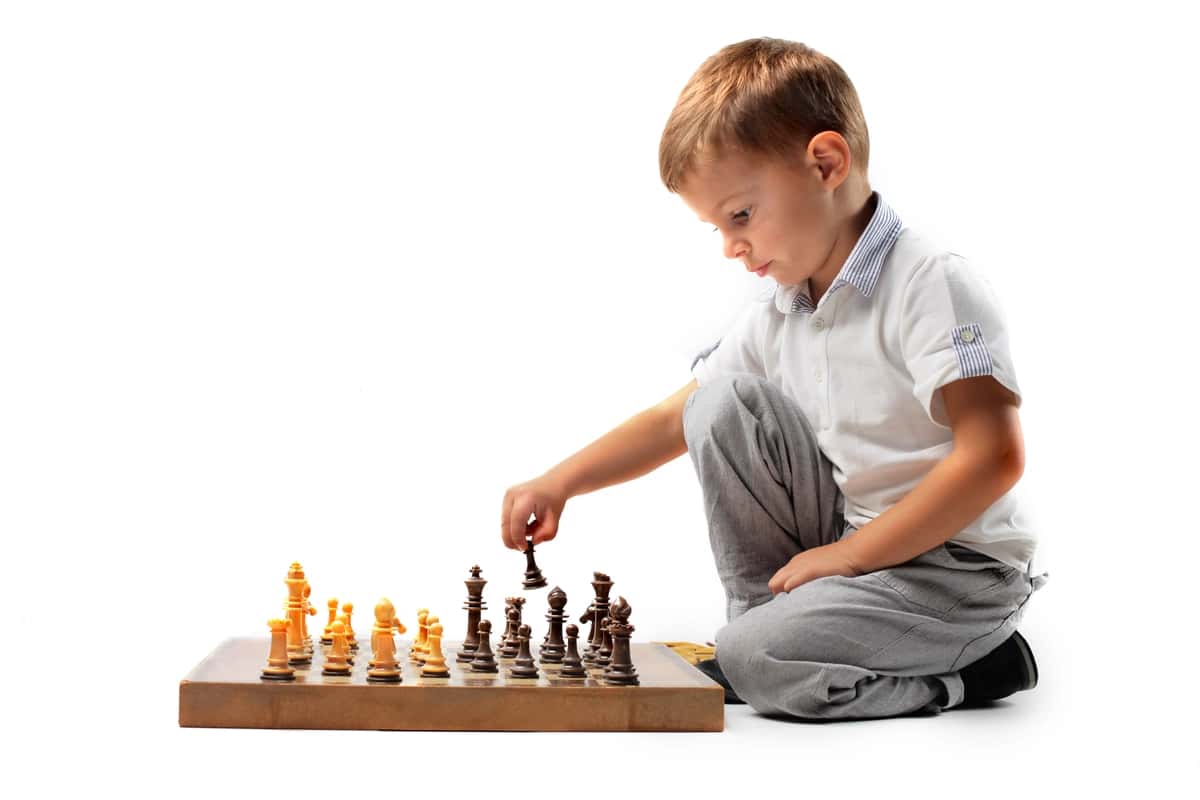 Shaxmat o'ynayotgan kichkina bola | Little boy playing chess 1