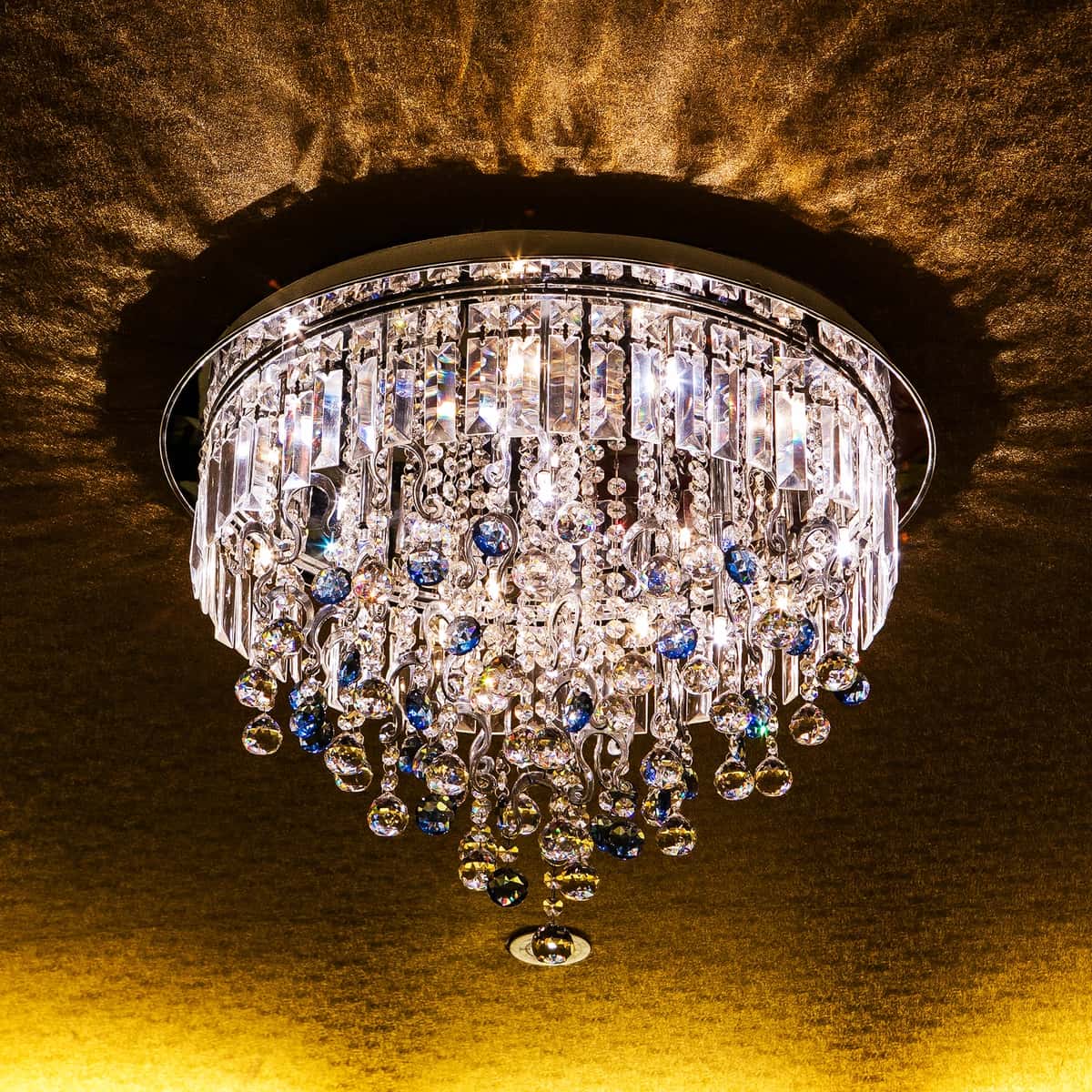 Past burchakli ko'rinishdagi yoritilgan qandil | Low angle view illuminated chandelier 1