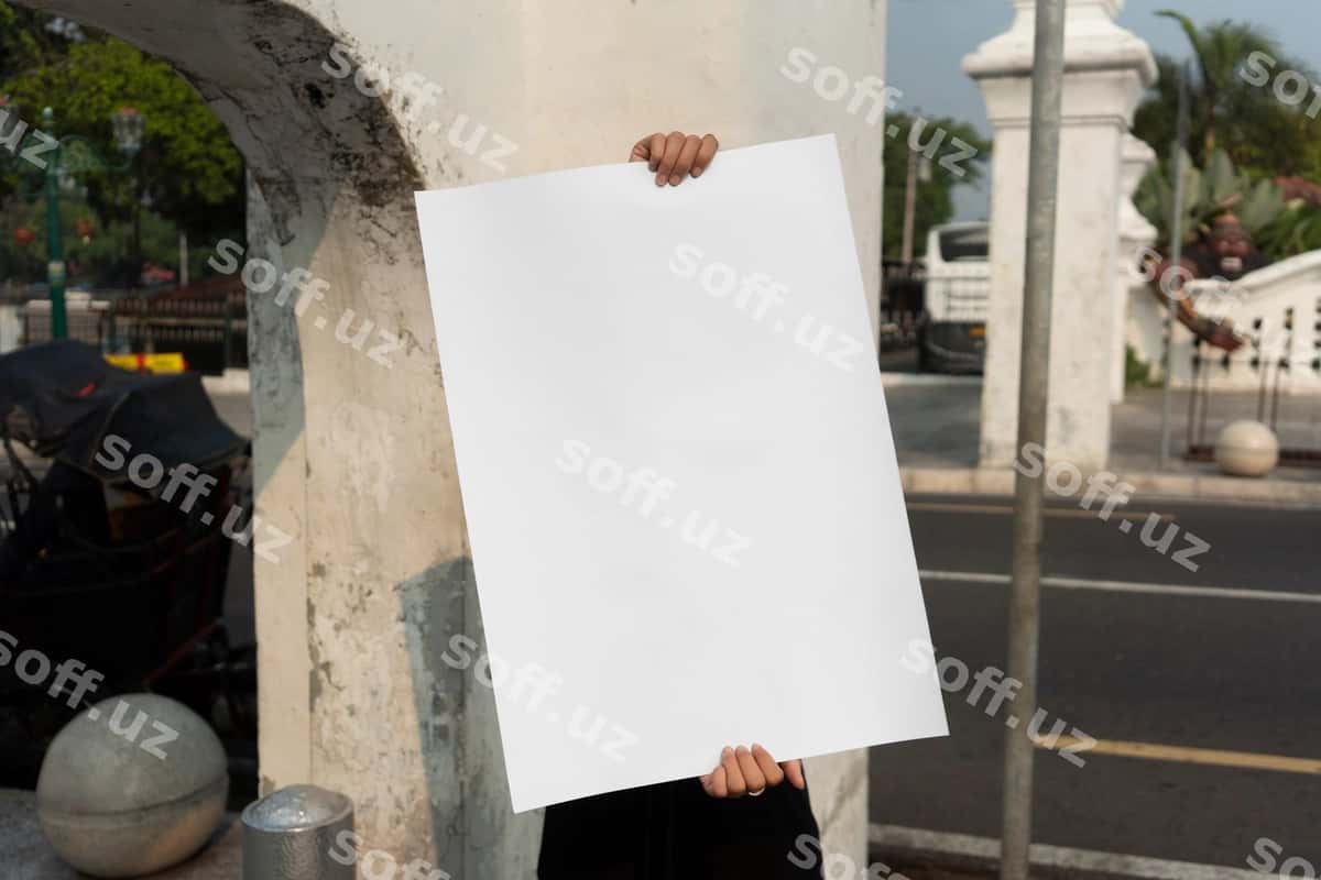 Model qo‘lida afisha maketi | Model holding poster mockup 1