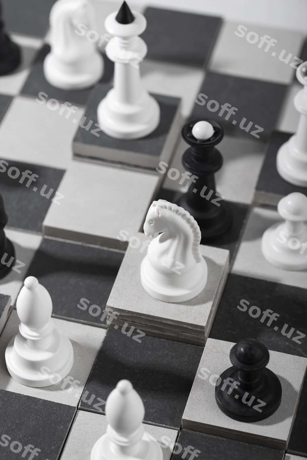 O'yin taxtasi bilan monoxrom shaxmat figuralari | Monochrome chess pieces with game board 1