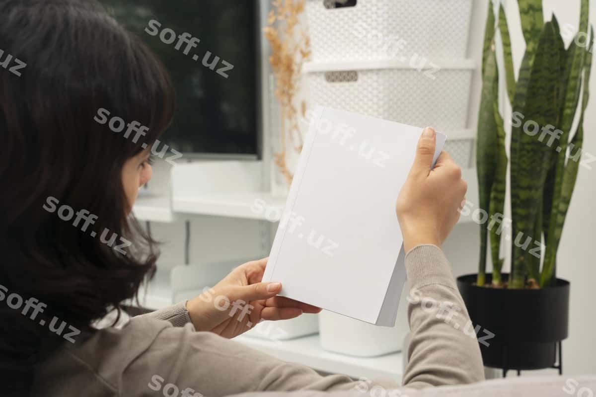 Uyda kitob o'qiyotgan odam | Person holding reading book home 1