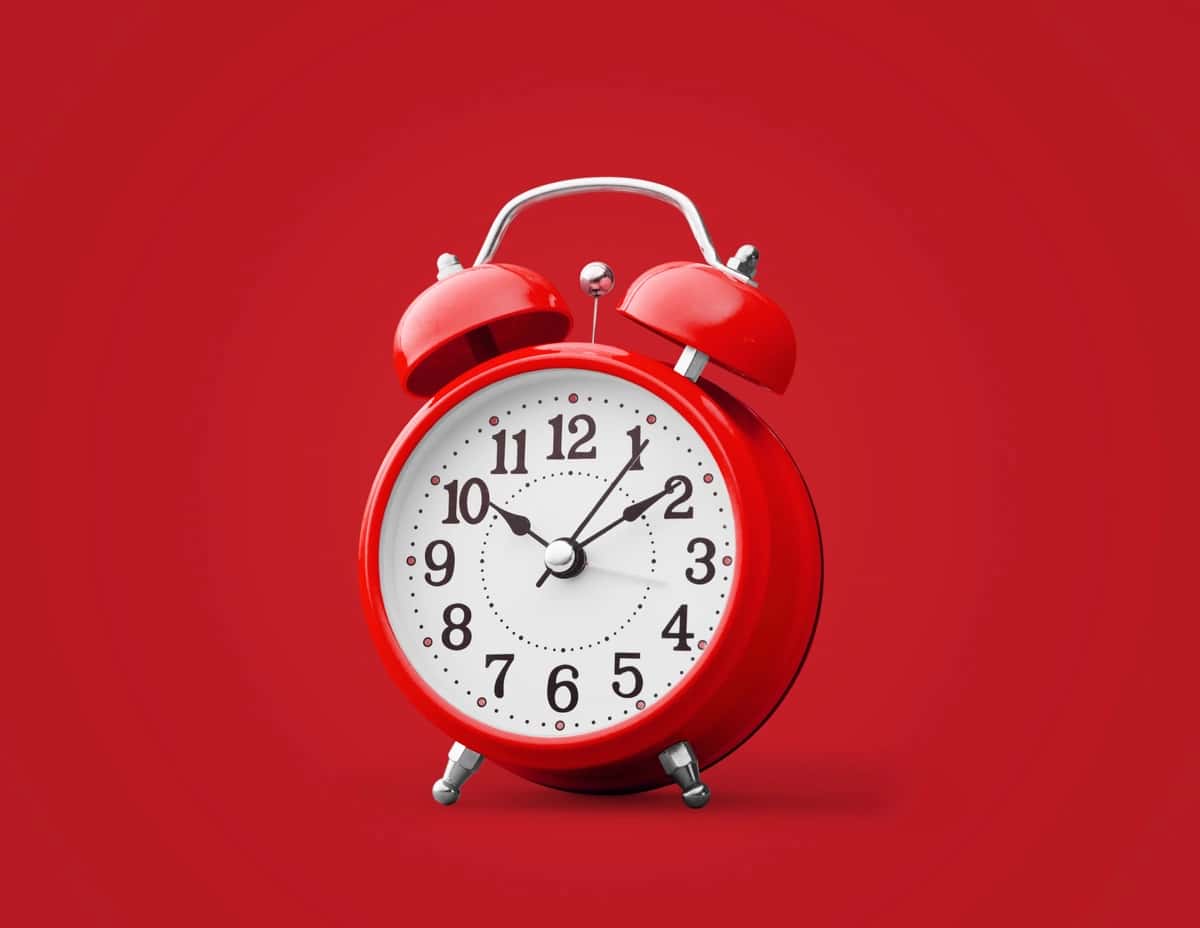 Qizil budilnik qizil fon | Red alarm clock red background 1
