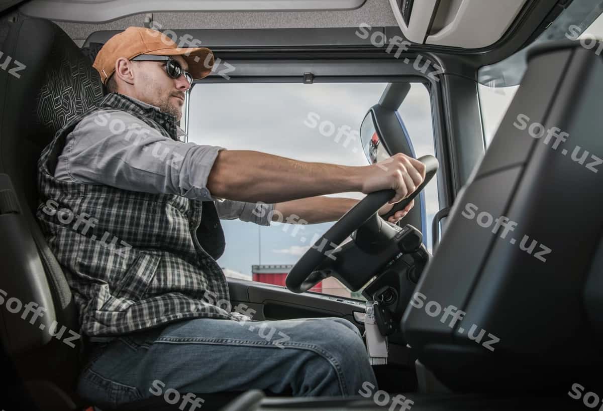 Tomon ko'rinishi erkak yuk avtomobili haydadi | Side view man driving truck 1