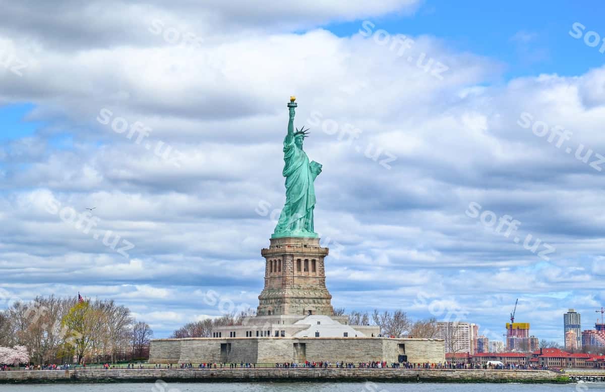 Erkinlik heykali bulutli osmon orqali | Statue liberty against cloudy sky 1