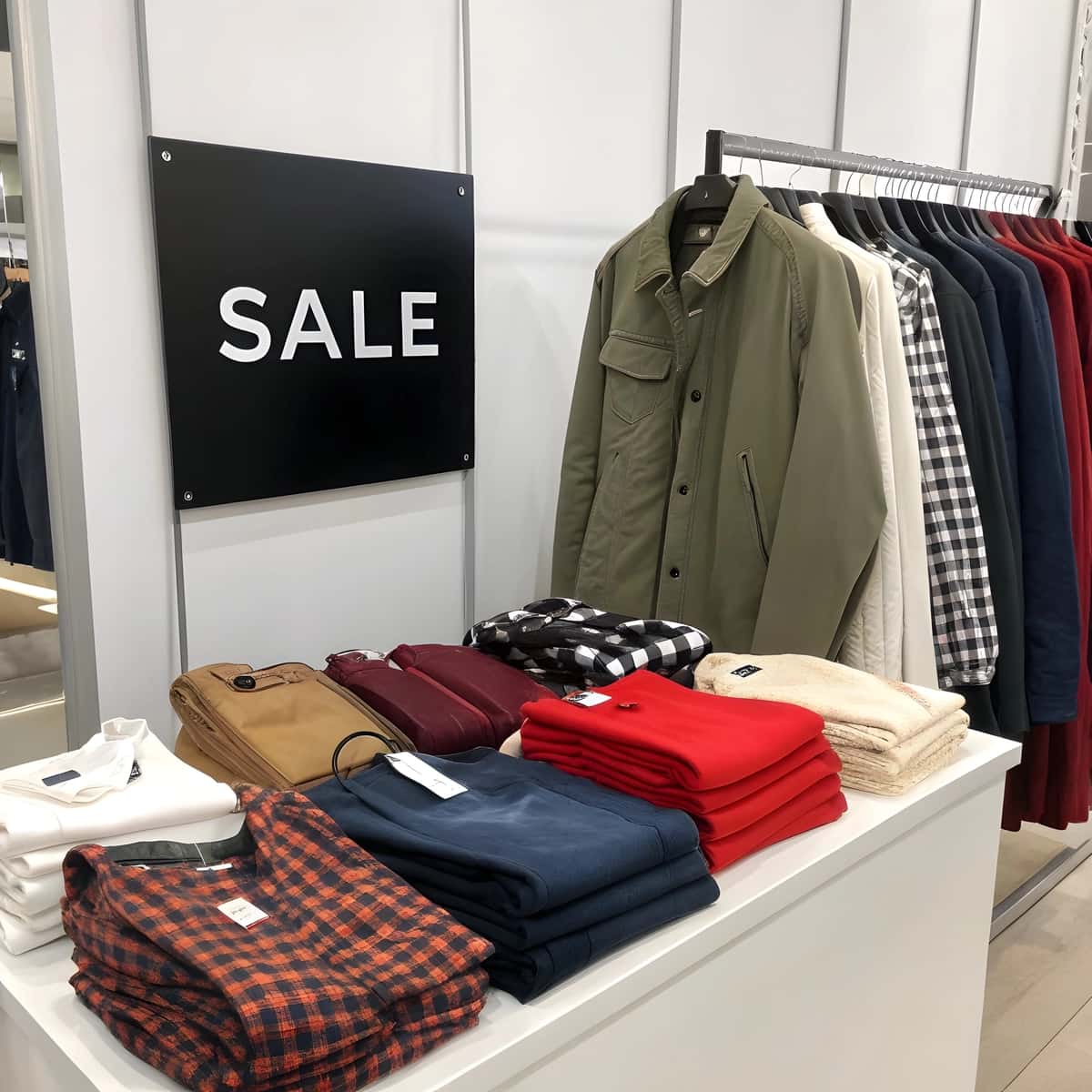 Zamonaviy kiyim-kechak sotiladigan zamonaviy chakana savdo do'koni | Stylish clothing sale modern retail store 1