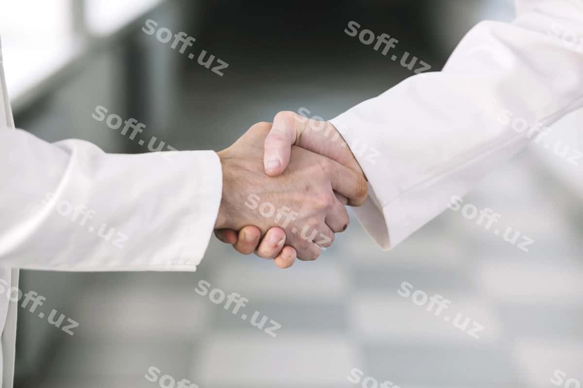 Aniqlanmagan tibbiyot xodimlari qo'llarini boshlayotgan | Unrecognizable medics shaking hands 1