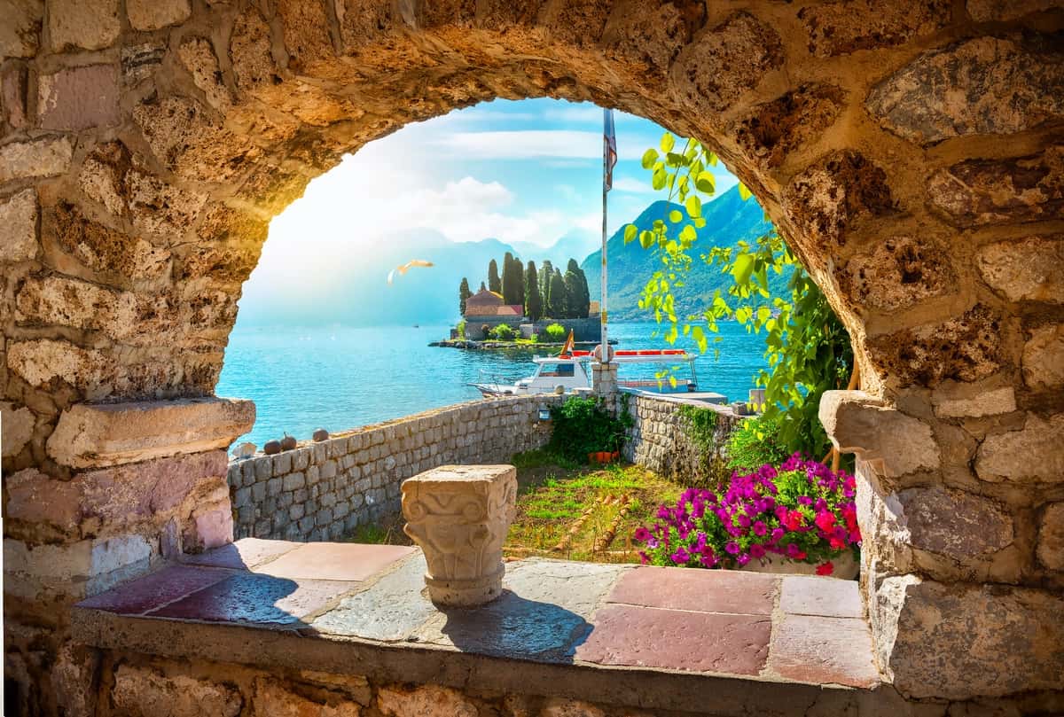 Ark orqali orolni ko'ring | View island through arch 1
