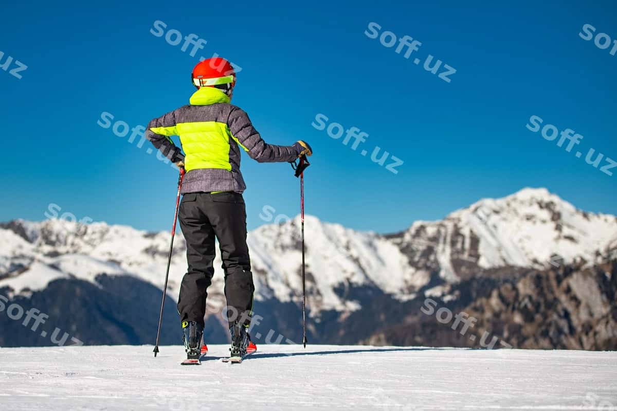 Yosh ayol ski to'pka da mashq qilayotgan | Young woman practicing ski mountain 1