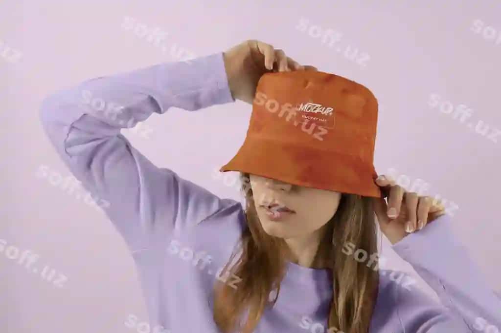 Old tomondan ko'rinadigan ayol chelak shlyapa kiygan holda suratga tushmoqda | Front view woman posing with bucket hat