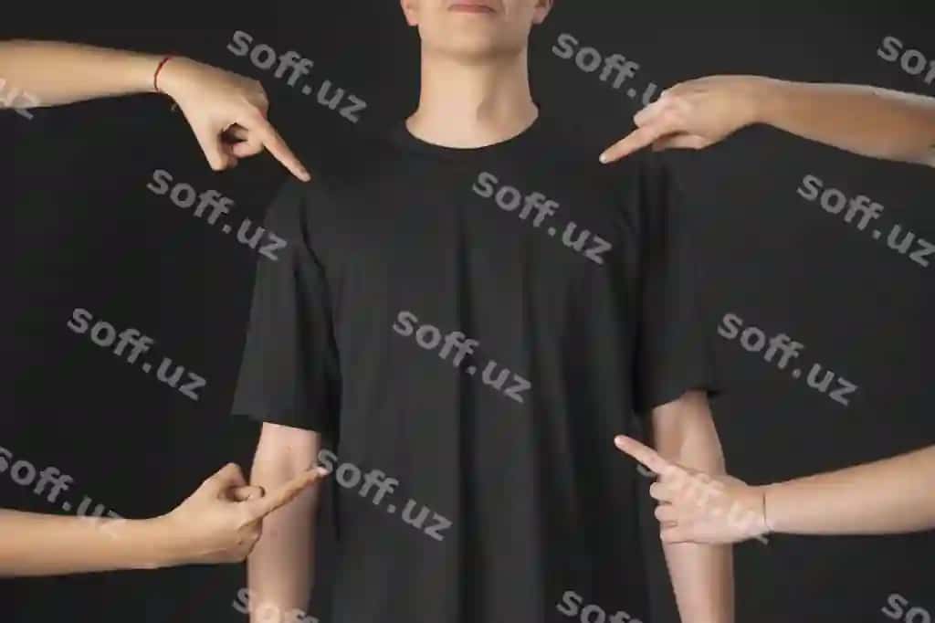 Shaxs t-shirt kiygan namuna ko'rsatuvchi | Person wearing t shirt mock up pointing
