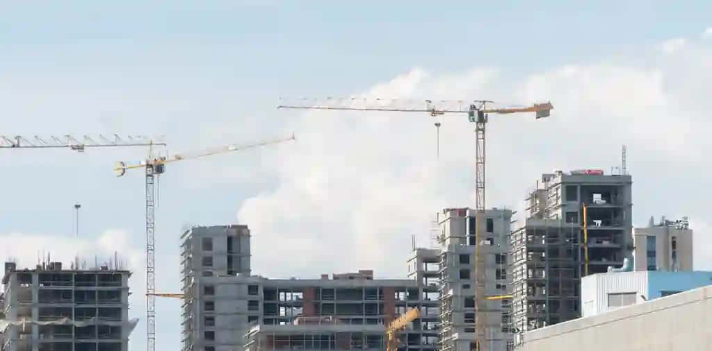 Kranlar fonida kunlik osmon bilan qurilish maydonchasi | Construction site with cranes background day sky