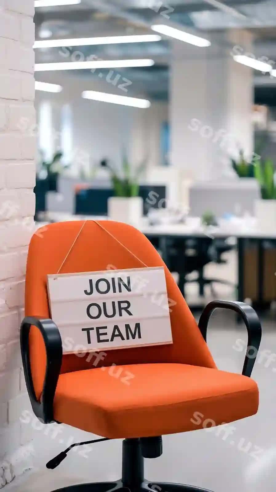 Qo'shiling bizning jamoamizga apelsin rangli ofis CHR bo'sh belgi bilan ichki oq guruchli devor yaqinida. | Join our team orange office chr with sign vacant near white brick wall indoors