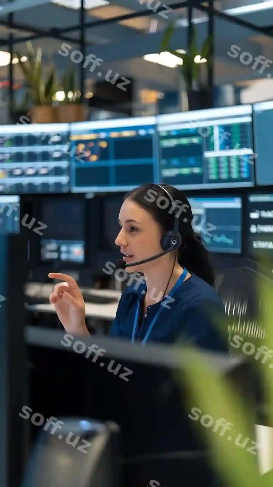Tizimni boshqarish markazida ishlaydigan ayol texnik yordam guruhi bilan ko'rsatmalar beradi | System control center woman working technical support team gives instructions with