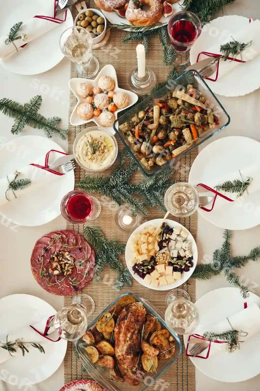 Rojdestvo kechki ovqat stol usti ko'rinishi | Christmas dinner table top view