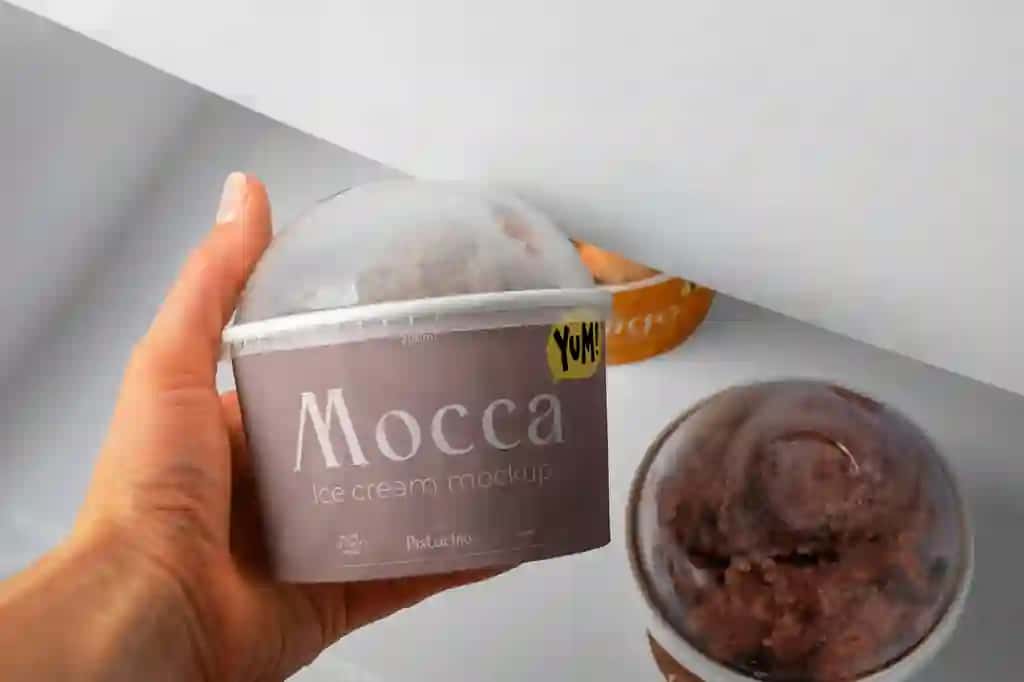 Muzqaymoq ushlab turgan qo‘l tepadan ko‘rinish | Top view hand holding ice cream
