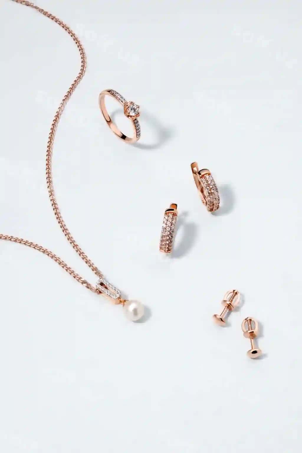 Qimmatbaho toshlardan iborat nafis zargarlik buyumlari to'plami zargarlik buyumlari aksessuarlari kollaj mahsuloti natyurmort tushunchasi uzuk marjonlarni sirg'alar | Elegant jewelry set jewellery set with gemstones jewelry accessories collage product still life concept ring necklace earrings