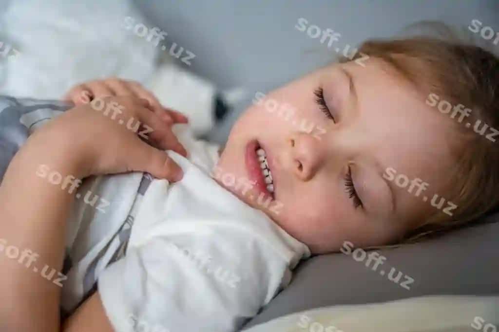 Go'zal kichik qiz uyquda tishlarni aylantiradi, orollar, yigilgan tishlar charchoq va stress bilan. | Cute little girl sleeping grinding teeth dreams clenched teeth with tiredness stress