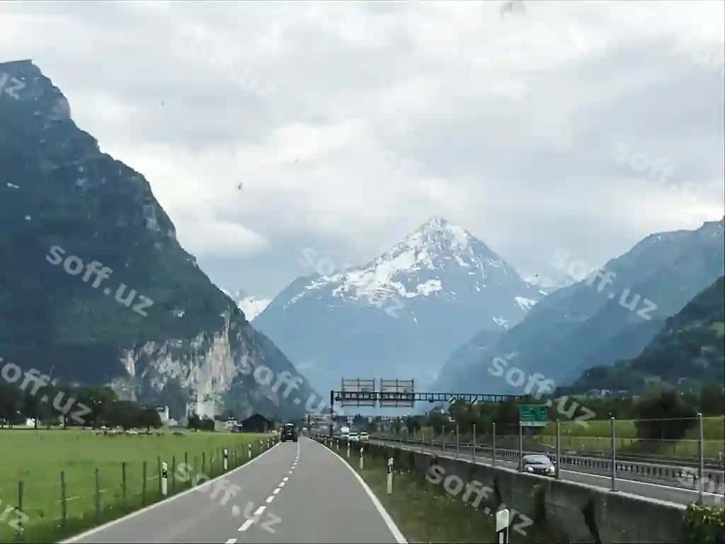 Osiyonga qarab joylashgan cho'lonlar tomoniga borgan yo'l | Road leading towards mountains against sky