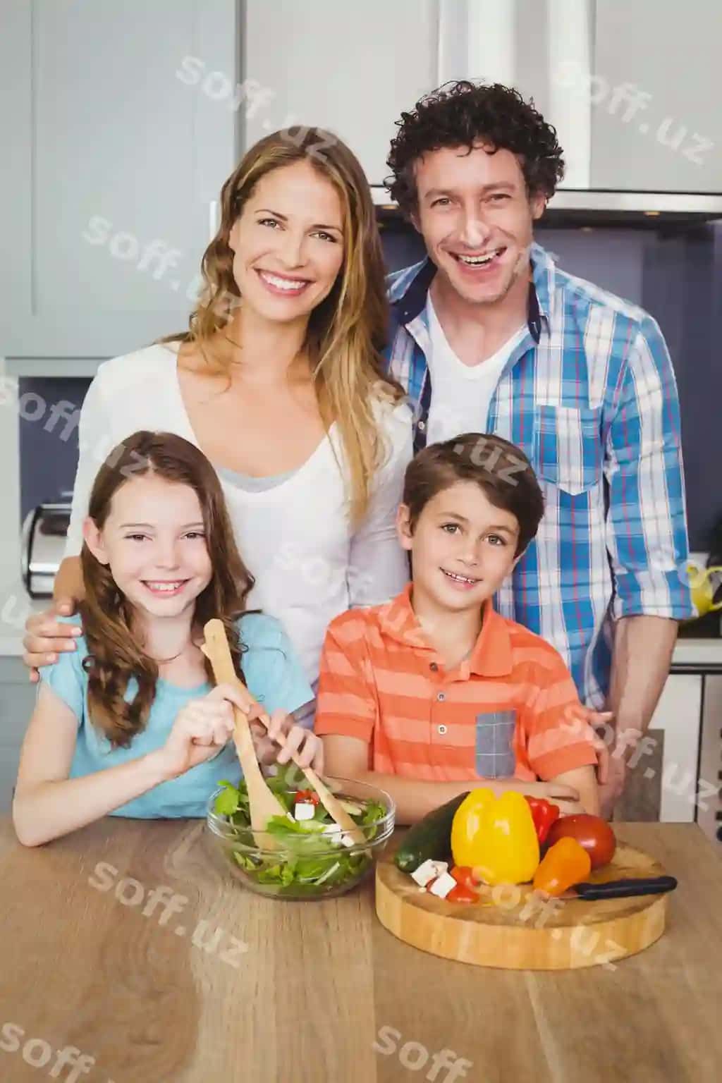 Baxtli oila sabzavotlar salatini tayyorlamoqda | Happy family preparing vegetable salad