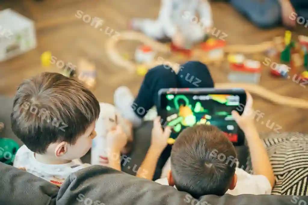 Kichik bolalar tablet kompyuterni foydalanayotgan divan o'tirgan mehmonxonada. | Little boys using tablet pc sitting sofa livingroom