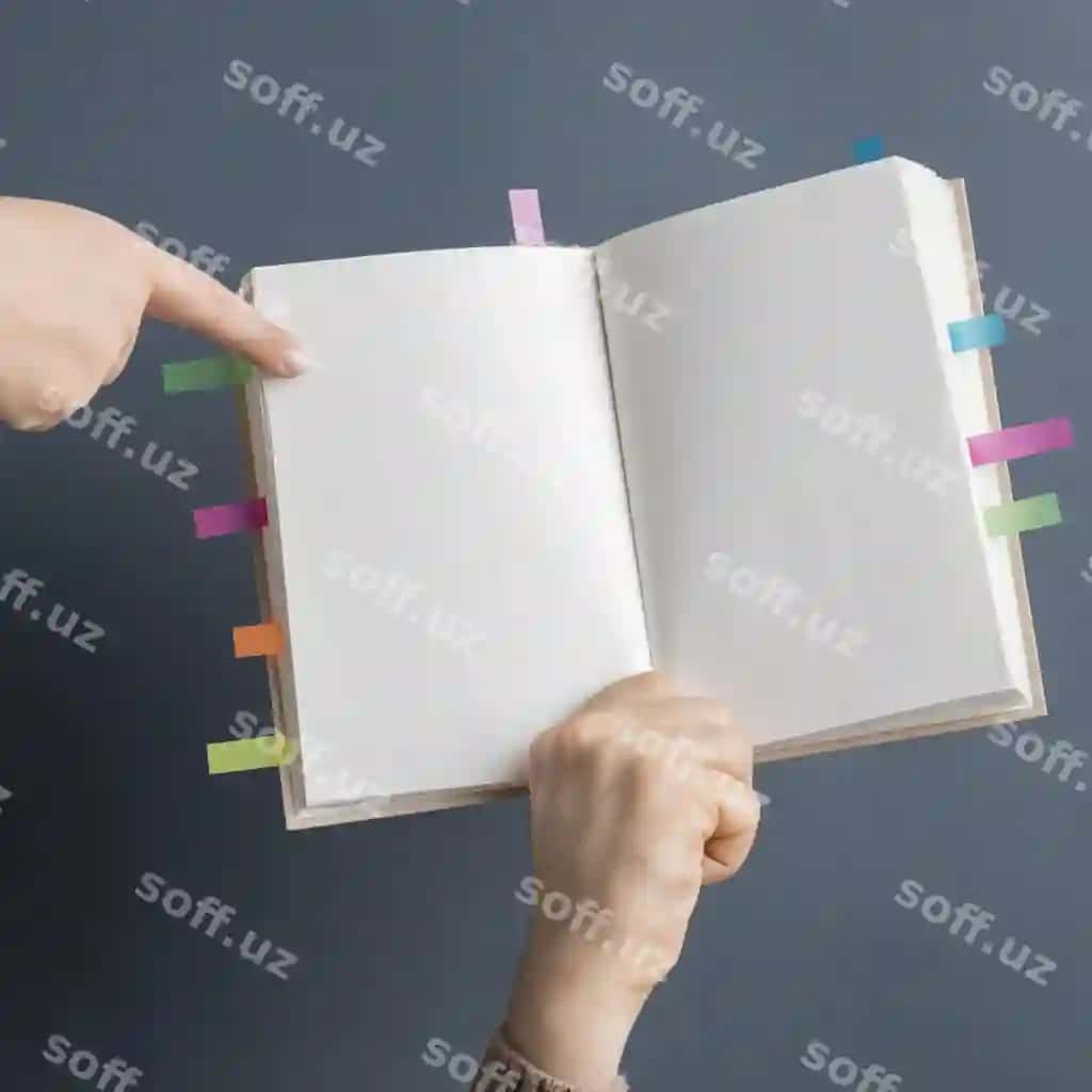Yaqin rasmda qo'llar ochiq kitobni tutmoqda | Close up hands holding open book