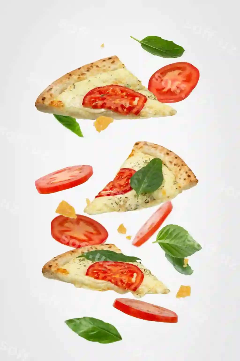 Tushuvchi pitsa doirasi ajratilgan tarkibiyotlar bilan | Falling slice pizza with ingredients isolated