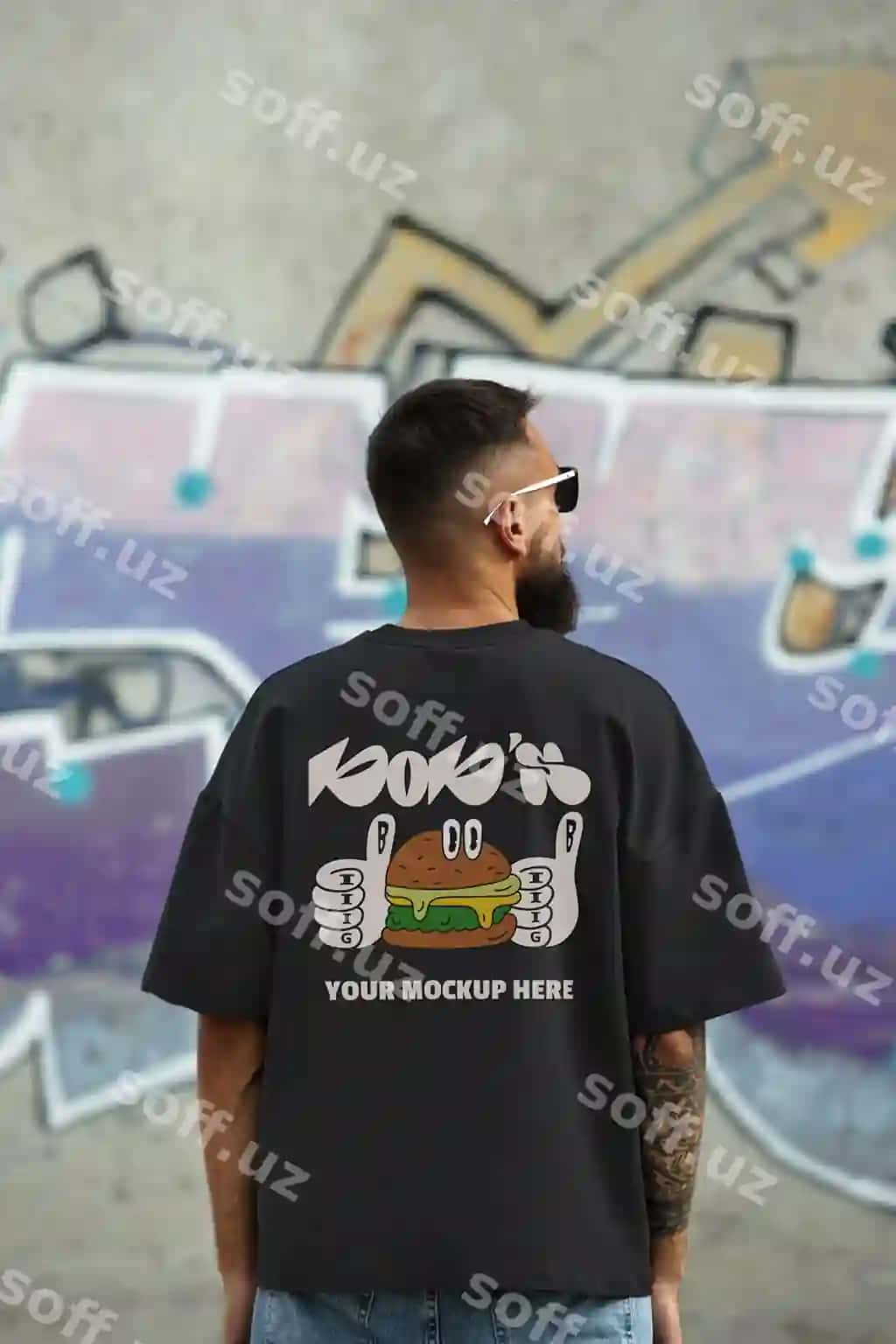 Logotip orqasidagi futbolka maketi kiygan erkak | Man wearing logo back t shirt mockup design