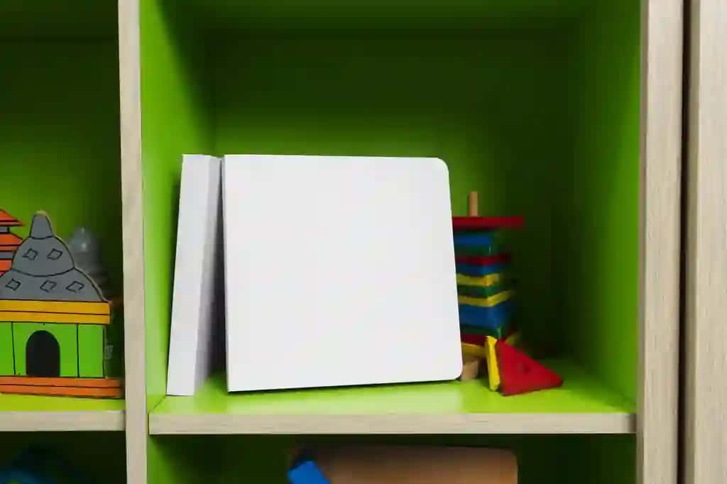 Yuqori ko'rinishdagi karton bolalar kitobi maketi | Top view cardboard baby book mockup